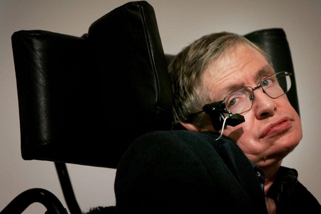 Stephen Hawking, o físico teórico, cujas previsões sobre o futuro da IA e da humanidade se mostram atuais.