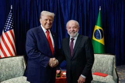 Presidentes Lula e Donald Trump, cuja conversa influenciou a queda do dólar no Brasil.